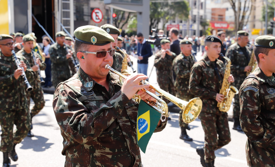 Aproximadamente 20 mil pessoas acompanharam neste sábado (7), em Curitiba, o desfile cívico-militar que comemora os 197 anos da Proclamação da Independência, segundo estimativas da Polícia Militar do Paraná. O governador Carlos Massa Ratinho Junior assistiu a solenidade de 7 de Setembro na Avenida Cândido de Abreu, acompanhado de sua família, do comandante da 5ª Divisão do Exército, general de divisão José Russo Assumpção Delgado, do vice-governador Darci Piana e de diversas autoridades.