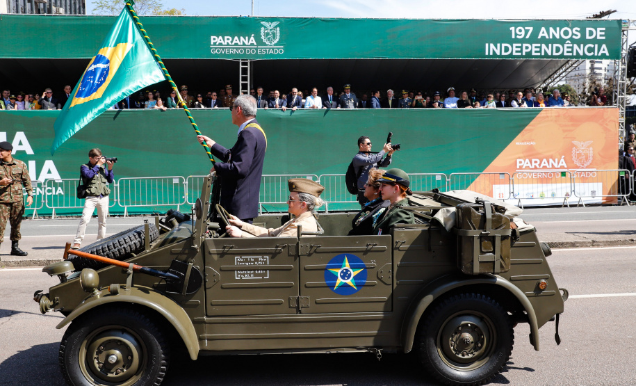 Aproximadamente 20 mil pessoas acompanharam neste sábado (7), em Curitiba, o desfile cívico-militar que comemora os 197 anos da Proclamação da Independência, segundo estimativas da Polícia Militar do Paraná. O governador Carlos Massa Ratinho Junior assistiu a solenidade de 7 de Setembro na Avenida Cândido de Abreu, acompanhado de sua família, do comandante da 5ª Divisão do Exército, general de divisão José Russo Assumpção Delgado, do vice-governador Darci Piana e de diversas autoridades.
