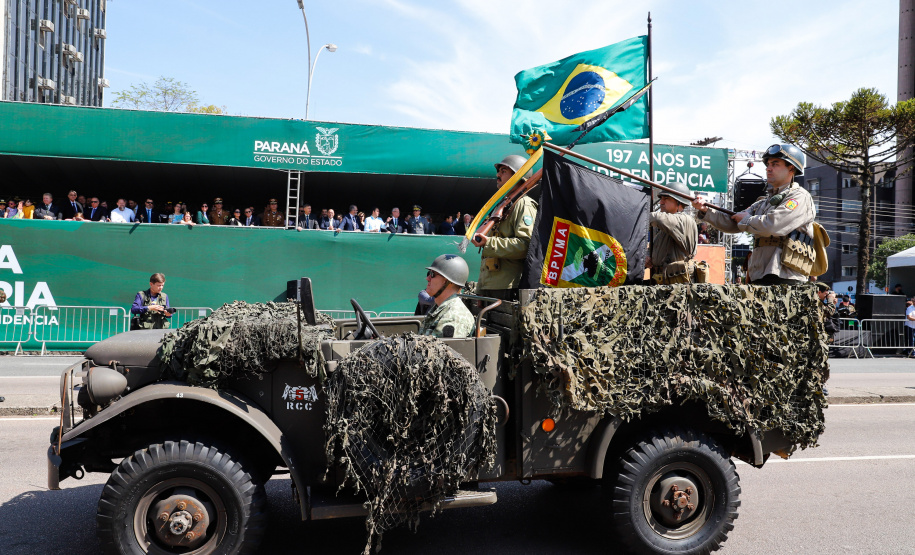 Aproximadamente 20 mil pessoas acompanharam neste sábado (7), em Curitiba, o desfile cívico-militar que comemora os 197 anos da Proclamação da Independência, segundo estimativas da Polícia Militar do Paraná. O governador Carlos Massa Ratinho Junior assistiu a solenidade de 7 de Setembro na Avenida Cândido de Abreu, acompanhado de sua família, do comandante da 5ª Divisão do Exército, general de divisão José Russo Assumpção Delgado, do vice-governador Darci Piana e de diversas autoridades.
