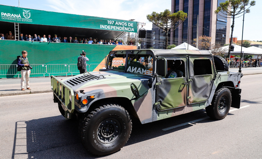 Aproximadamente 20 mil pessoas acompanharam neste sábado (7), em Curitiba, o desfile cívico-militar que comemora os 197 anos da Proclamação da Independência, segundo estimativas da Polícia Militar do Paraná. O governador Carlos Massa Ratinho Junior assistiu a solenidade de 7 de Setembro na Avenida Cândido de Abreu, acompanhado de sua família, do comandante da 5ª Divisão do Exército, general de divisão José Russo Assumpção Delgado, do vice-governador Darci Piana e de diversas autoridades.