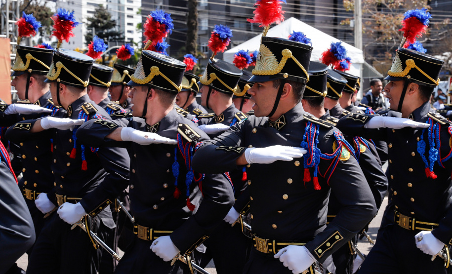 Aproximadamente 20 mil pessoas acompanharam neste sábado (7), em Curitiba, o desfile cívico-militar que comemora os 197 anos da Proclamação da Independência, segundo estimativas da Polícia Militar do Paraná. O governador Carlos Massa Ratinho Junior assistiu a solenidade de 7 de Setembro na Avenida Cândido de Abreu, acompanhado de sua família, do comandante da 5ª Divisão do Exército, general de divisão José Russo Assumpção Delgado, do vice-governador Darci Piana e de diversas autoridades.