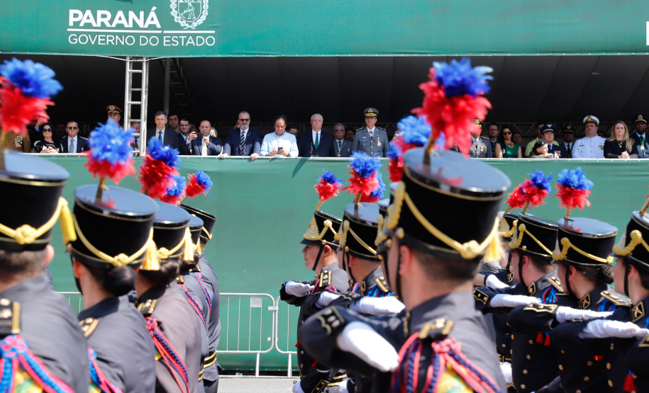Aproximadamente 20 mil pessoas acompanharam neste sábado (7), em Curitiba, o desfile cívico-militar que comemora os 197 anos da Proclamação da Independência, segundo estimativas da Polícia Militar do Paraná. O governador Carlos Massa Ratinho Junior assistiu a solenidade de 7 de Setembro na Avenida Cândido de Abreu, acompanhado de sua família, do comandante da 5ª Divisão do Exército, general de divisão José Russo Assumpção Delgado, do vice-governador Darci Piana e de diversas autoridades.