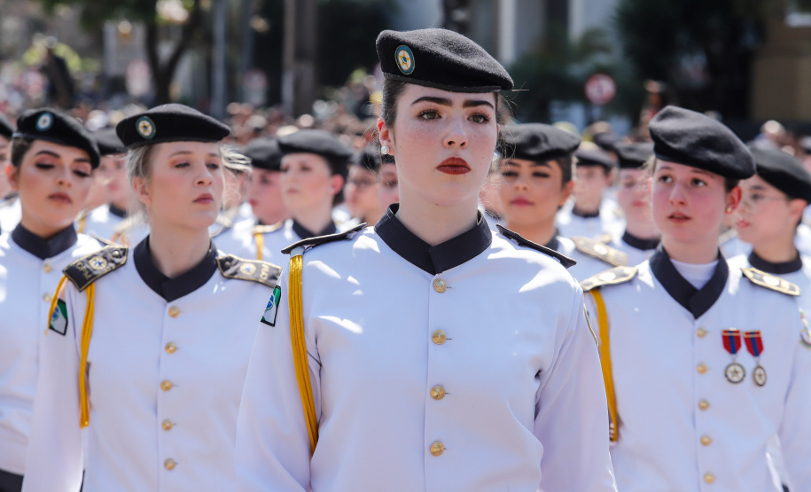 Aproximadamente 20 mil pessoas acompanharam neste sábado (7), em Curitiba, o desfile cívico-militar que comemora os 197 anos da Proclamação da Independência, segundo estimativas da Polícia Militar do Paraná. O governador Carlos Massa Ratinho Junior assistiu a solenidade de 7 de Setembro na Avenida Cândido de Abreu, acompanhado de sua família, do comandante da 5ª Divisão do Exército, general de divisão José Russo Assumpção Delgado, do vice-governador Darci Piana e de diversas autoridades.