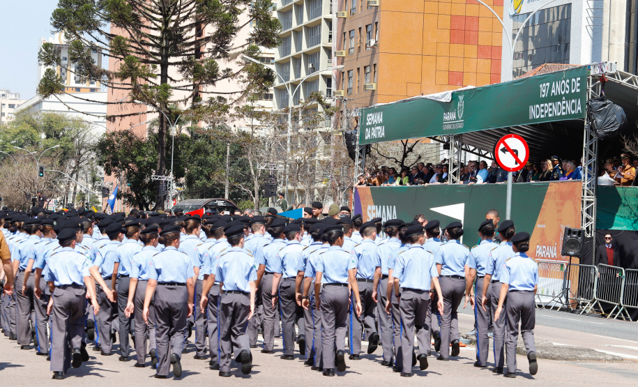 Aproximadamente 20 mil pessoas acompanharam neste sábado (7), em Curitiba, o desfile cívico-militar que comemora os 197 anos da Proclamação da Independência, segundo estimativas da Polícia Militar do Paraná. O governador Carlos Massa Ratinho Junior assistiu a solenidade de 7 de Setembro na Avenida Cândido de Abreu, acompanhado de sua família, do comandante da 5ª Divisão do Exército, general de divisão José Russo Assumpção Delgado, do vice-governador Darci Piana e de diversas autoridades.