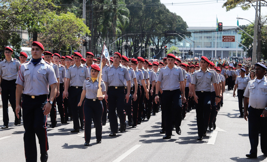 Aproximadamente 20 mil pessoas acompanharam neste sábado (7), em Curitiba, o desfile cívico-militar que comemora os 197 anos da Proclamação da Independência, segundo estimativas da Polícia Militar do Paraná. O governador Carlos Massa Ratinho Junior assistiu a solenidade de 7 de Setembro na Avenida Cândido de Abreu, acompanhado de sua família, do comandante da 5ª Divisão do Exército, general de divisão José Russo Assumpção Delgado, do vice-governador Darci Piana e de diversas autoridades.