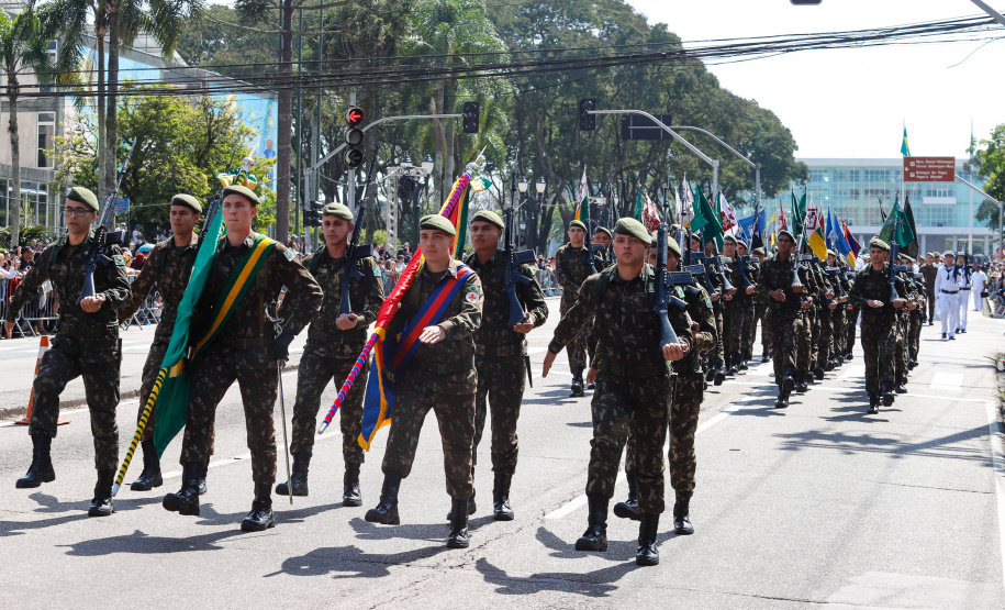 Aproximadamente 20 mil pessoas acompanharam neste sábado (7), em Curitiba, o desfile cívico-militar que comemora os 197 anos da Proclamação da Independência, segundo estimativas da Polícia Militar do Paraná. O governador Carlos Massa Ratinho Junior assistiu a solenidade de 7 de Setembro na Avenida Cândido de Abreu, acompanhado de sua família, do comandante da 5ª Divisão do Exército, general de divisão José Russo Assumpção Delgado, do vice-governador Darci Piana e de diversas autoridades.