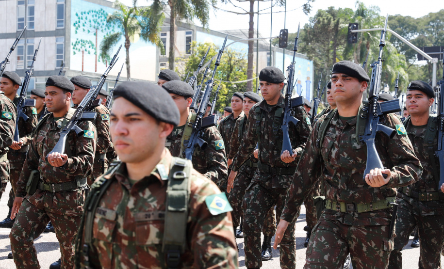 Aproximadamente 20 mil pessoas acompanharam neste sábado (7), em Curitiba, o desfile cívico-militar que comemora os 197 anos da Proclamação da Independência, segundo estimativas da Polícia Militar do Paraná. O governador Carlos Massa Ratinho Junior assistiu a solenidade de 7 de Setembro na Avenida Cândido de Abreu, acompanhado de sua família, do comandante da 5ª Divisão do Exército, general de divisão José Russo Assumpção Delgado, do vice-governador Darci Piana e de diversas autoridades.