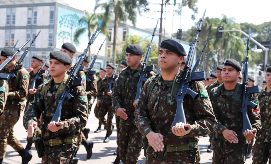 Aproximadamente 20 mil pessoas acompanharam neste sábado (7), em Curitiba, o desfile cívico-militar que comemora os 197 anos da Proclamação da Independência, segundo estimativas da Polícia Militar do Paraná. O governador Carlos Massa Ratinho Junior assistiu a solenidade de 7 de Setembro na Avenida Cândido de Abreu, acompanhado de sua família, do comandante da 5ª Divisão do Exército, general de divisão José Russo Assumpção Delgado, do vice-governador Darci Piana e de diversas autoridades.