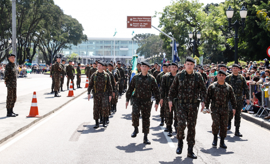 Aproximadamente 20 mil pessoas acompanharam neste sábado (7), em Curitiba, o desfile cívico-militar que comemora os 197 anos da Proclamação da Independência, segundo estimativas da Polícia Militar do Paraná. O governador Carlos Massa Ratinho Junior assistiu a solenidade de 7 de Setembro na Avenida Cândido de Abreu, acompanhado de sua família, do comandante da 5ª Divisão do Exército, general de divisão José Russo Assumpção Delgado, do vice-governador Darci Piana e de diversas autoridades.