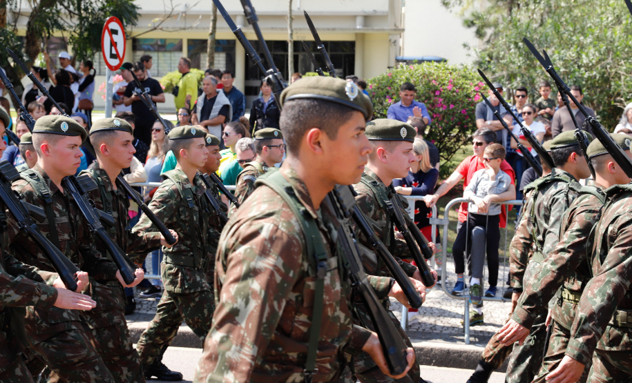 Aproximadamente 20 mil pessoas acompanharam neste sábado (7), em Curitiba, o desfile cívico-militar que comemora os 197 anos da Proclamação da Independência, segundo estimativas da Polícia Militar do Paraná. O governador Carlos Massa Ratinho Junior assistiu a solenidade de 7 de Setembro na Avenida Cândido de Abreu, acompanhado de sua família, do comandante da 5ª Divisão do Exército, general de divisão José Russo Assumpção Delgado, do vice-governador Darci Piana e de diversas autoridades.