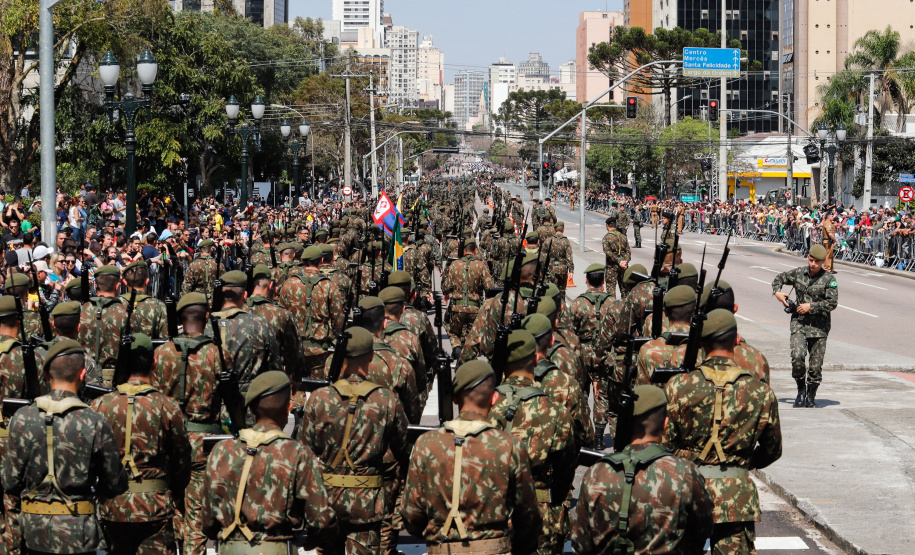Aproximadamente 20 mil pessoas acompanharam neste sábado (7), em Curitiba, o desfile cívico-militar que comemora os 197 anos da Proclamação da Independência, segundo estimativas da Polícia Militar do Paraná. O governador Carlos Massa Ratinho Junior assistiu a solenidade de 7 de Setembro na Avenida Cândido de Abreu, acompanhado de sua família, do comandante da 5ª Divisão do Exército, general de divisão José Russo Assumpção Delgado, do vice-governador Darci Piana e de diversas autoridades.