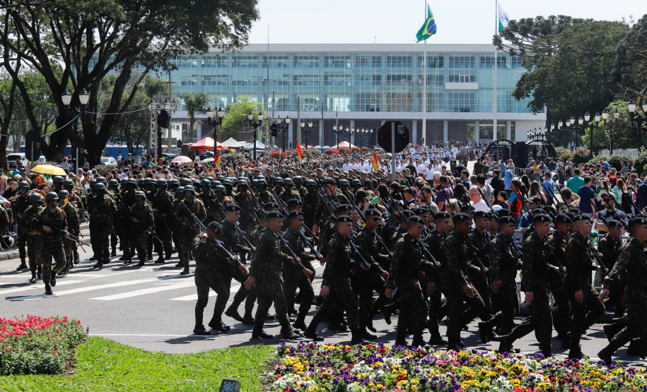 Aproximadamente 20 mil pessoas acompanharam neste sábado (7), em Curitiba, o desfile cívico-militar que comemora os 197 anos da Proclamação da Independência, segundo estimativas da Polícia Militar do Paraná. O governador Carlos Massa Ratinho Junior assistiu a solenidade de 7 de Setembro na Avenida Cândido de Abreu, acompanhado de sua família, do comandante da 5ª Divisão do Exército, general de divisão José Russo Assumpção Delgado, do vice-governador Darci Piana e de diversas autoridades.