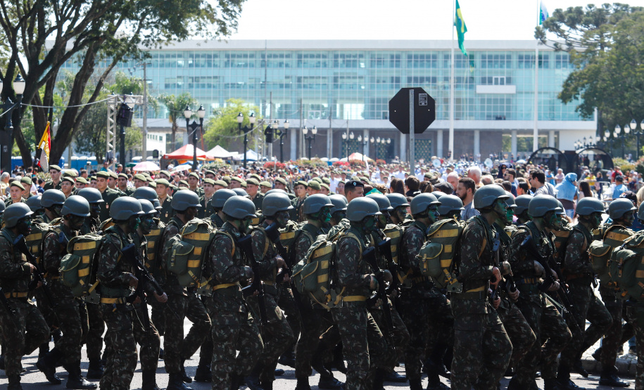 Aproximadamente 20 mil pessoas acompanharam neste sábado (7), em Curitiba, o desfile cívico-militar que comemora os 197 anos da Proclamação da Independência, segundo estimativas da Polícia Militar do Paraná. O governador Carlos Massa Ratinho Junior assistiu a solenidade de 7 de Setembro na Avenida Cândido de Abreu, acompanhado de sua família, do comandante da 5ª Divisão do Exército, general de divisão José Russo Assumpção Delgado, do vice-governador Darci Piana e de diversas autoridades.
