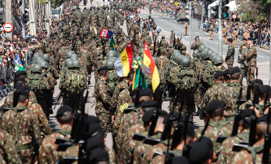 Aproximadamente 20 mil pessoas acompanharam neste sábado (7), em Curitiba, o desfile cívico-militar que comemora os 197 anos da Proclamação da Independência, segundo estimativas da Polícia Militar do Paraná. O governador Carlos Massa Ratinho Junior assistiu a solenidade de 7 de Setembro na Avenida Cândido de Abreu, acompanhado de sua família, do comandante da 5ª Divisão do Exército, general de divisão José Russo Assumpção Delgado, do vice-governador Darci Piana e de diversas autoridades.