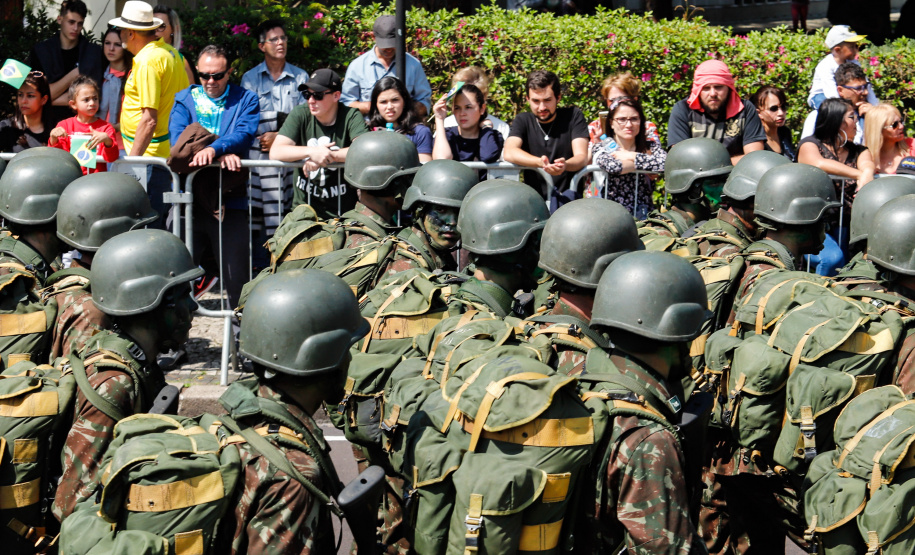 Aproximadamente 20 mil pessoas acompanharam neste sábado (7), em Curitiba, o desfile cívico-militar que comemora os 197 anos da Proclamação da Independência, segundo estimativas da Polícia Militar do Paraná. O governador Carlos Massa Ratinho Junior assistiu a solenidade de 7 de Setembro na Avenida Cândido de Abreu, acompanhado de sua família, do comandante da 5ª Divisão do Exército, general de divisão José Russo Assumpção Delgado, do vice-governador Darci Piana e de diversas autoridades.