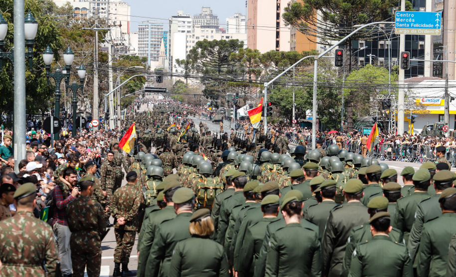 Aproximadamente 20 mil pessoas acompanharam neste sábado (7), em Curitiba, o desfile cívico-militar que comemora os 197 anos da Proclamação da Independência, segundo estimativas da Polícia Militar do Paraná. O governador Carlos Massa Ratinho Junior assistiu a solenidade de 7 de Setembro na Avenida Cândido de Abreu, acompanhado de sua família, do comandante da 5ª Divisão do Exército, general de divisão José Russo Assumpção Delgado, do vice-governador Darci Piana e de diversas autoridades.