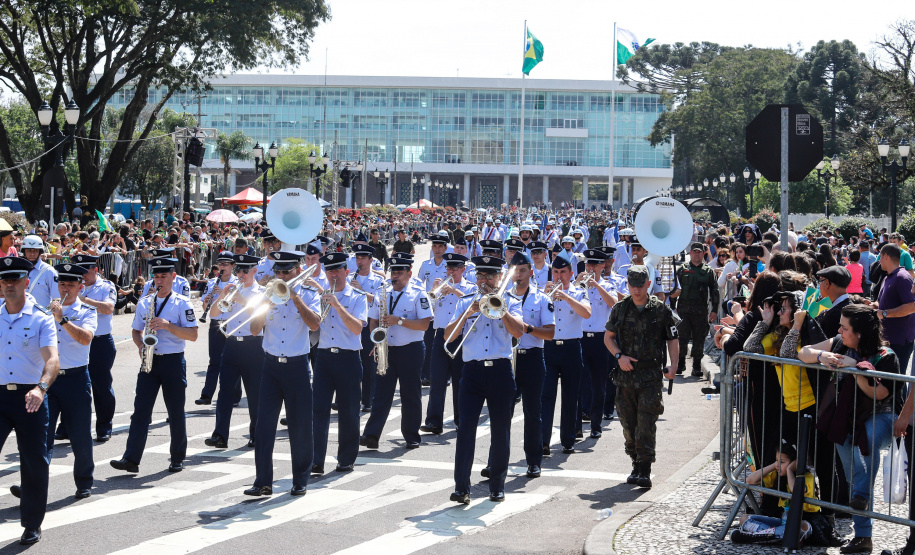 Aproximadamente 20 mil pessoas acompanharam neste sábado (7), em Curitiba, o desfile cívico-militar que comemora os 197 anos da Proclamação da Independência, segundo estimativas da Polícia Militar do Paraná. O governador Carlos Massa Ratinho Junior assistiu a solenidade de 7 de Setembro na Avenida Cândido de Abreu, acompanhado de sua família, do comandante da 5ª Divisão do Exército, general de divisão José Russo Assumpção Delgado, do vice-governador Darci Piana e de diversas autoridades.