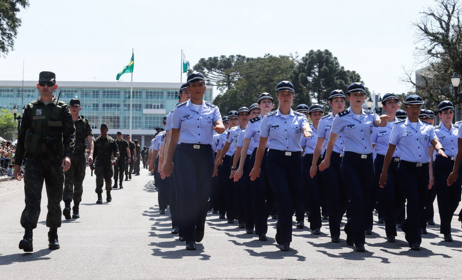 Aproximadamente 20 mil pessoas acompanharam neste sábado (7), em Curitiba, o desfile cívico-militar que comemora os 197 anos da Proclamação da Independência, segundo estimativas da Polícia Militar do Paraná. O governador Carlos Massa Ratinho Junior assistiu a solenidade de 7 de Setembro na Avenida Cândido de Abreu, acompanhado de sua família, do comandante da 5ª Divisão do Exército, general de divisão José Russo Assumpção Delgado, do vice-governador Darci Piana e de diversas autoridades.