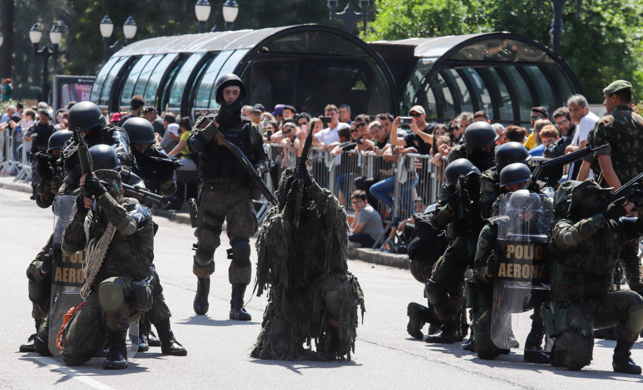 Aproximadamente 20 mil pessoas acompanharam neste sábado (7), em Curitiba, o desfile cívico-militar que comemora os 197 anos da Proclamação da Independência, segundo estimativas da Polícia Militar do Paraná. O governador Carlos Massa Ratinho Junior assistiu a solenidade de 7 de Setembro na Avenida Cândido de Abreu, acompanhado de sua família, do comandante da 5ª Divisão do Exército, general de divisão José Russo Assumpção Delgado, do vice-governador Darci Piana e de diversas autoridades.