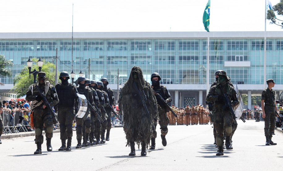 Aproximadamente 20 mil pessoas acompanharam neste sábado (7), em Curitiba, o desfile cívico-militar que comemora os 197 anos da Proclamação da Independência, segundo estimativas da Polícia Militar do Paraná. O governador Carlos Massa Ratinho Junior assistiu a solenidade de 7 de Setembro na Avenida Cândido de Abreu, acompanhado de sua família, do comandante da 5ª Divisão do Exército, general de divisão José Russo Assumpção Delgado, do vice-governador Darci Piana e de diversas autoridades.
