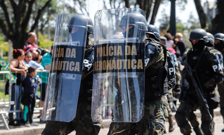 Aproximadamente 20 mil pessoas acompanharam neste sábado (7), em Curitiba, o desfile cívico-militar que comemora os 197 anos da Proclamação da Independência, segundo estimativas da Polícia Militar do Paraná. O governador Carlos Massa Ratinho Junior assistiu a solenidade de 7 de Setembro na Avenida Cândido de Abreu, acompanhado de sua família, do comandante da 5ª Divisão do Exército, general de divisão José Russo Assumpção Delgado, do vice-governador Darci Piana e de diversas autoridades.