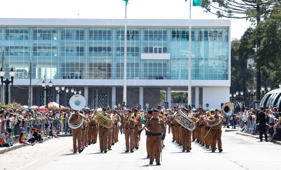 Aproximadamente 20 mil pessoas acompanharam neste sábado (7), em Curitiba, o desfile cívico-militar que comemora os 197 anos da Proclamação da Independência, segundo estimativas da Polícia Militar do Paraná. O governador Carlos Massa Ratinho Junior assistiu a solenidade de 7 de Setembro na Avenida Cândido de Abreu, acompanhado de sua família, do comandante da 5ª Divisão do Exército, general de divisão José Russo Assumpção Delgado, do vice-governador Darci Piana e de diversas autoridades.
