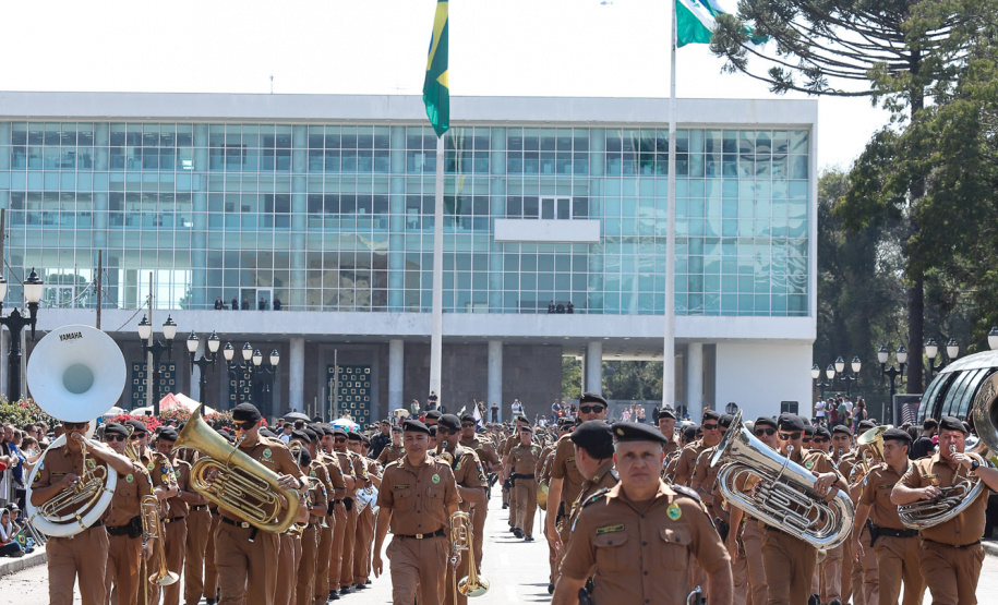 Aproximadamente 20 mil pessoas acompanharam neste sábado (7), em Curitiba, o desfile cívico-militar que comemora os 197 anos da Proclamação da Independência, segundo estimativas da Polícia Militar do Paraná. O governador Carlos Massa Ratinho Junior assistiu a solenidade de 7 de Setembro na Avenida Cândido de Abreu, acompanhado de sua família, do comandante da 5ª Divisão do Exército, general de divisão José Russo Assumpção Delgado, do vice-governador Darci Piana e de diversas autoridades.