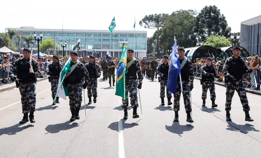 Aproximadamente 20 mil pessoas acompanharam neste sábado (7), em Curitiba, o desfile cívico-militar que comemora os 197 anos da Proclamação da Independência, segundo estimativas da Polícia Militar do Paraná. O governador Carlos Massa Ratinho Junior assistiu a solenidade de 7 de Setembro na Avenida Cândido de Abreu, acompanhado de sua família, do comandante da 5ª Divisão do Exército, general de divisão José Russo Assumpção Delgado, do vice-governador Darci Piana e de diversas autoridades.
