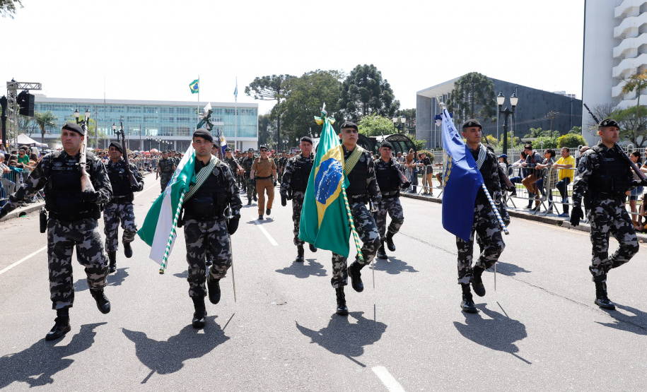 Aproximadamente 20 mil pessoas acompanharam neste sábado (7), em Curitiba, o desfile cívico-militar que comemora os 197 anos da Proclamação da Independência, segundo estimativas da Polícia Militar do Paraná. O governador Carlos Massa Ratinho Junior assistiu a solenidade de 7 de Setembro na Avenida Cândido de Abreu, acompanhado de sua família, do comandante da 5ª Divisão do Exército, general de divisão José Russo Assumpção Delgado, do vice-governador Darci Piana e de diversas autoridades.