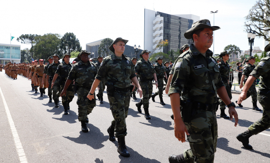 Aproximadamente 20 mil pessoas acompanharam neste sábado (7), em Curitiba, o desfile cívico-militar que comemora os 197 anos da Proclamação da Independência, segundo estimativas da Polícia Militar do Paraná. O governador Carlos Massa Ratinho Junior assistiu a solenidade de 7 de Setembro na Avenida Cândido de Abreu, acompanhado de sua família, do comandante da 5ª Divisão do Exército, general de divisão José Russo Assumpção Delgado, do vice-governador Darci Piana e de diversas autoridades.