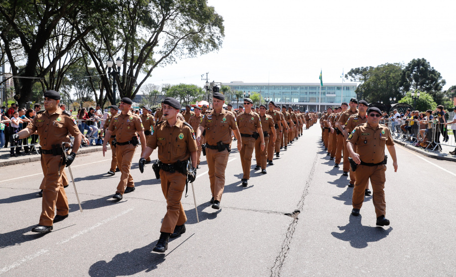Aproximadamente 20 mil pessoas acompanharam neste sábado (7), em Curitiba, o desfile cívico-militar que comemora os 197 anos da Proclamação da Independência, segundo estimativas da Polícia Militar do Paraná. O governador Carlos Massa Ratinho Junior assistiu a solenidade de 7 de Setembro na Avenida Cândido de Abreu, acompanhado de sua família, do comandante da 5ª Divisão do Exército, general de divisão José Russo Assumpção Delgado, do vice-governador Darci Piana e de diversas autoridades.