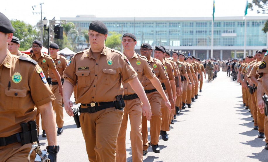 Aproximadamente 20 mil pessoas acompanharam neste sábado (7), em Curitiba, o desfile cívico-militar que comemora os 197 anos da Proclamação da Independência, segundo estimativas da Polícia Militar do Paraná. O governador Carlos Massa Ratinho Junior assistiu a solenidade de 7 de Setembro na Avenida Cândido de Abreu, acompanhado de sua família, do comandante da 5ª Divisão do Exército, general de divisão José Russo Assumpção Delgado, do vice-governador Darci Piana e de diversas autoridades.