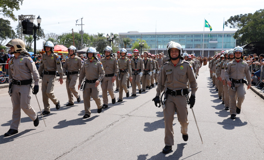 Aproximadamente 20 mil pessoas acompanharam neste sábado (7), em Curitiba, o desfile cívico-militar que comemora os 197 anos da Proclamação da Independência, segundo estimativas da Polícia Militar do Paraná. O governador Carlos Massa Ratinho Junior assistiu a solenidade de 7 de Setembro na Avenida Cândido de Abreu, acompanhado de sua família, do comandante da 5ª Divisão do Exército, general de divisão José Russo Assumpção Delgado, do vice-governador Darci Piana e de diversas autoridades.