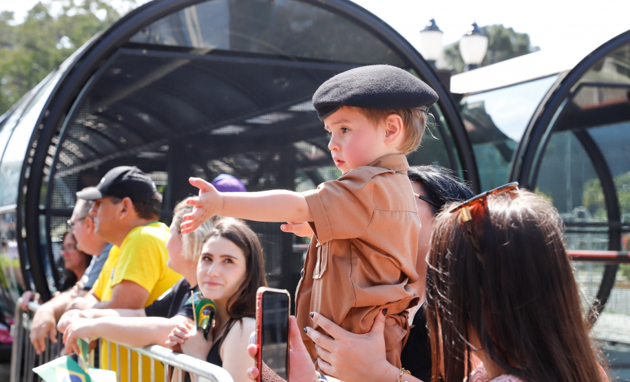 Aproximadamente 20 mil pessoas acompanharam neste sábado (7), em Curitiba, o desfile cívico-militar que comemora os 197 anos da Proclamação da Independência, segundo estimativas da Polícia Militar do Paraná. O governador Carlos Massa Ratinho Junior assistiu a solenidade de 7 de Setembro na Avenida Cândido de Abreu, acompanhado de sua família, do comandante da 5ª Divisão do Exército, general de divisão José Russo Assumpção Delgado, do vice-governador Darci Piana e de diversas autoridades.