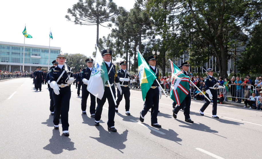 Aproximadamente 20 mil pessoas acompanharam neste sábado (7), em Curitiba, o desfile cívico-militar que comemora os 197 anos da Proclamação da Independência, segundo estimativas da Polícia Militar do Paraná. O governador Carlos Massa Ratinho Junior assistiu a solenidade de 7 de Setembro na Avenida Cândido de Abreu, acompanhado de sua família, do comandante da 5ª Divisão do Exército, general de divisão José Russo Assumpção Delgado, do vice-governador Darci Piana e de diversas autoridades.