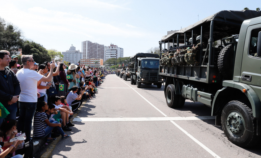 Aproximadamente 20 mil pessoas acompanharam neste sábado (7), em Curitiba, o desfile cívico-militar que comemora os 197 anos da Proclamação da Independência, segundo estimativas da Polícia Militar do Paraná. O governador Carlos Massa Ratinho Junior assistiu a solenidade de 7 de Setembro na Avenida Cândido de Abreu, acompanhado de sua família, do comandante da 5ª Divisão do Exército, general de divisão José Russo Assumpção Delgado, do vice-governador Darci Piana e de diversas autoridades.