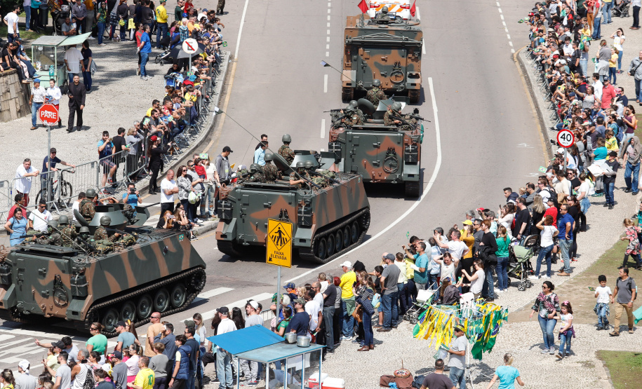 Aproximadamente 20 mil pessoas acompanharam neste sábado (7), em Curitiba, o desfile cívico-militar que comemora os 197 anos da Proclamação da Independência, segundo estimativas da Polícia Militar do Paraná. O governador Carlos Massa Ratinho Junior assistiu a solenidade de 7 de Setembro na Avenida Cândido de Abreu, acompanhado de sua família, do comandante da 5ª Divisão do Exército, general de divisão José Russo Assumpção Delgado, do vice-governador Darci Piana e de diversas autoridades.