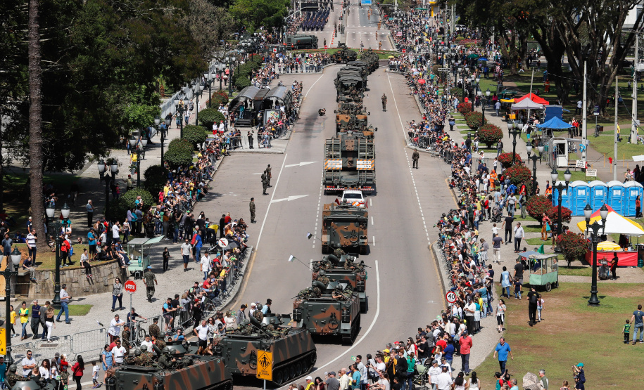 Aproximadamente 20 mil pessoas acompanharam neste sábado (7), em Curitiba, o desfile cívico-militar que comemora os 197 anos da Proclamação da Independência, segundo estimativas da Polícia Militar do Paraná. O governador Carlos Massa Ratinho Junior assistiu a solenidade de 7 de Setembro na Avenida Cândido de Abreu, acompanhado de sua família, do comandante da 5ª Divisão do Exército, general de divisão José Russo Assumpção Delgado, do vice-governador Darci Piana e de diversas autoridades.