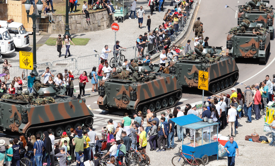 Aproximadamente 20 mil pessoas acompanharam neste sábado (7), em Curitiba, o desfile cívico-militar que comemora os 197 anos da Proclamação da Independência, segundo estimativas da Polícia Militar do Paraná. O governador Carlos Massa Ratinho Junior assistiu a solenidade de 7 de Setembro na Avenida Cândido de Abreu, acompanhado de sua família, do comandante da 5ª Divisão do Exército, general de divisão José Russo Assumpção Delgado, do vice-governador Darci Piana e de diversas autoridades.