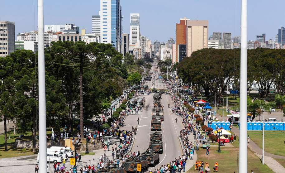 Aproximadamente 20 mil pessoas acompanharam neste sábado (7), em Curitiba, o desfile cívico-militar que comemora os 197 anos da Proclamação da Independência, segundo estimativas da Polícia Militar do Paraná. O governador Carlos Massa Ratinho Junior assistiu a solenidade de 7 de Setembro na Avenida Cândido de Abreu, acompanhado de sua família, do comandante da 5ª Divisão do Exército, general de divisão José Russo Assumpção Delgado, do vice-governador Darci Piana e de diversas autoridades.