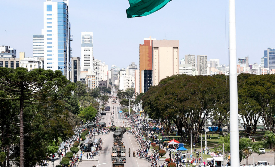 Aproximadamente 20 mil pessoas acompanharam neste sábado (7), em Curitiba, o desfile cívico-militar que comemora os 197 anos da Proclamação da Independência, segundo estimativas da Polícia Militar do Paraná. O governador Carlos Massa Ratinho Junior assistiu a solenidade de 7 de Setembro na Avenida Cândido de Abreu, acompanhado de sua família, do comandante da 5ª Divisão do Exército, general de divisão José Russo Assumpção Delgado, do vice-governador Darci Piana e de diversas autoridades.