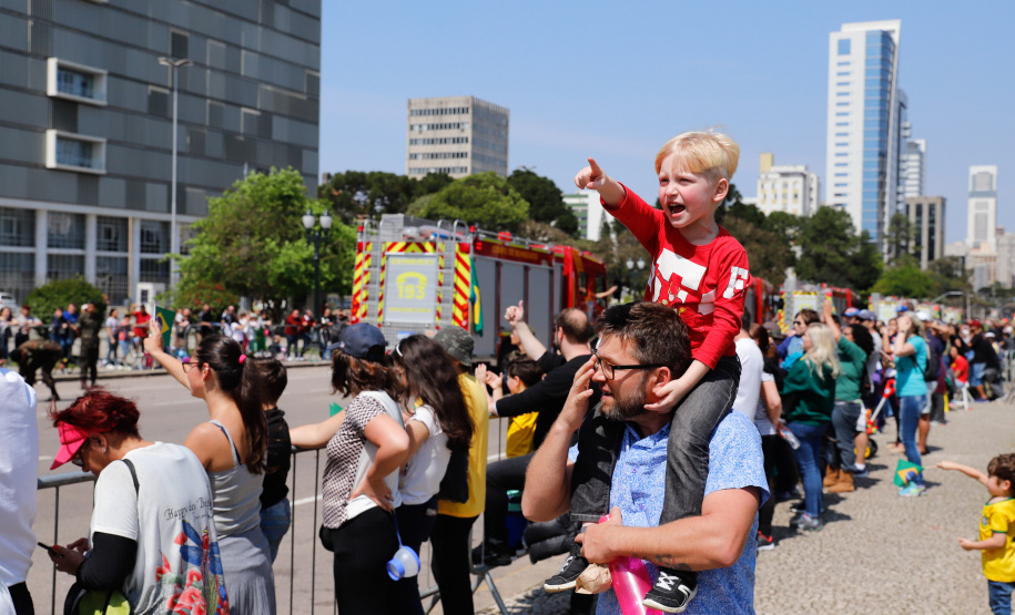 Aproximadamente 20 mil pessoas acompanharam neste sábado (7), em Curitiba, o desfile cívico-militar que comemora os 197 anos da Proclamação da Independência, segundo estimativas da Polícia Militar do Paraná. O governador Carlos Massa Ratinho Junior assistiu a solenidade de 7 de Setembro na Avenida Cândido de Abreu, acompanhado de sua família, do comandante da 5ª Divisão do Exército, general de divisão José Russo Assumpção Delgado, do vice-governador Darci Piana e de diversas autoridades.
