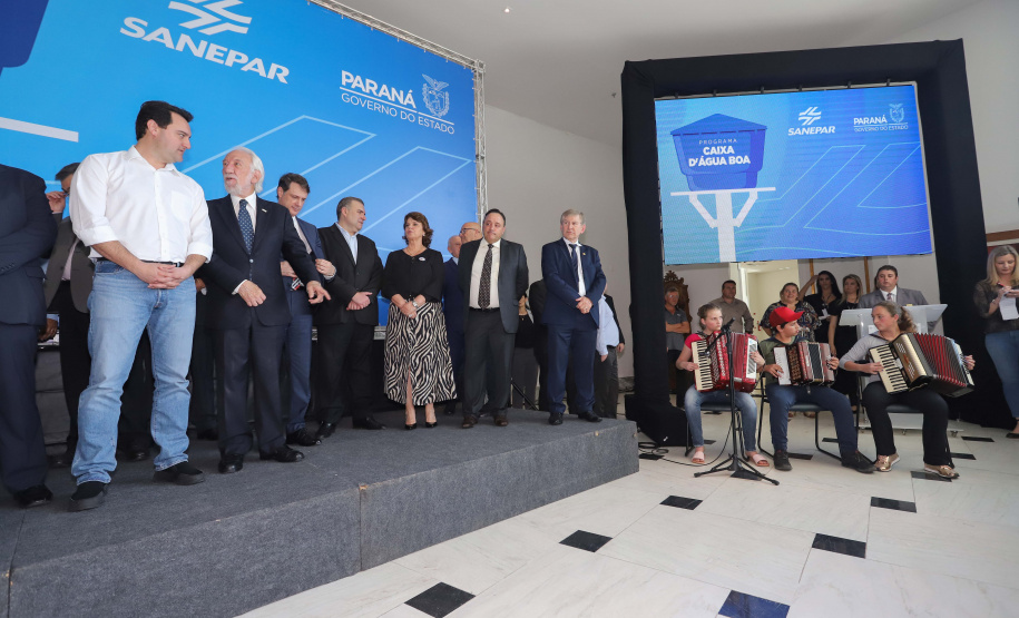 O governador Carlos Massa Ratinho Junior anunciou nesta segunda-feira (9) a expansão do programa que viabiliza instalação de caixas d'água em casas de famílias em situação de vulnerabilidade social. Participaram: secretários da Justiça, Família e Trabalho, Ney Leprevost; da Saúde, Beto Preto; presidente da Sanepar, Claudio Stabile; deputados estaduais; prefeitos; entre outras autoridades.Curitiba, 09-09-19.Foto: Arnaldo Alves / AEN.