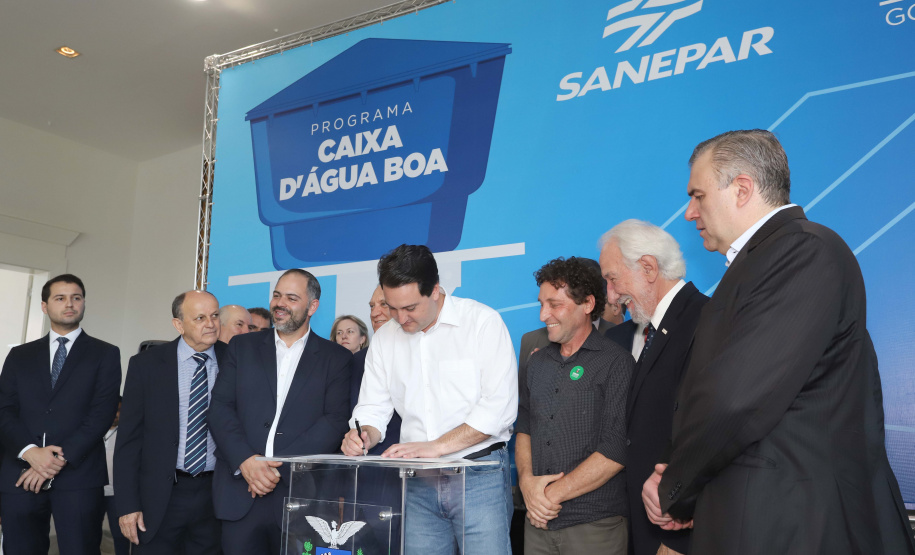 O governador Carlos Massa Ratinho Junior anunciou nesta segunda-feira (9) a expansão do programa que viabiliza instalação de caixas d'água em casas de famílias em situação de vulnerabilidade social. Participaram: secretários da Justiça, Família e Trabalho, Ney Leprevost; da Saúde, Beto Preto; presidente da Sanepar, Claudio Stabile; deputados estaduais; prefeitos; entre outras autoridades.Curitiba, 09-09-19.Foto: Arnaldo Alves / AEN.