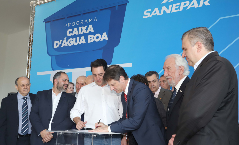 O governador Carlos Massa Ratinho Junior anunciou nesta segunda-feira (9) a expansão do programa que viabiliza instalação de caixas d'água em casas de famílias em situação de vulnerabilidade social. Participaram: secretários da Justiça, Família e Trabalho, Ney Leprevost; da Saúde, Beto Preto; presidente da Sanepar, Claudio Stabile; deputados estaduais; prefeitos; entre outras autoridades.Curitiba, 09-09-19.Foto: Arnaldo Alves / AEN.