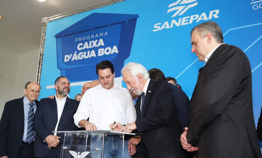 O governador Carlos Massa Ratinho Junior anunciou nesta segunda-feira (9) a expansão do programa que viabiliza instalação de caixas d'água em casas de famílias em situação de vulnerabilidade social. Participaram: secretários da Justiça, Família e Trabalho, Ney Leprevost; da Saúde, Beto Preto; presidente da Sanepar, Claudio Stabile; deputados estaduais; prefeitos; entre outras autoridades.Curitiba, 09-09-19.Foto: Arnaldo Alves / AEN.