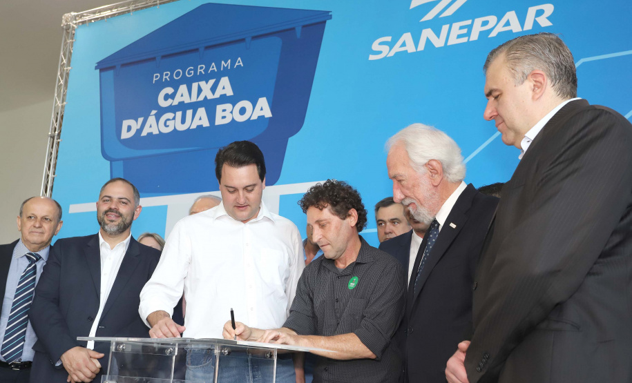 O governador Carlos Massa Ratinho Junior anunciou nesta segunda-feira (9) a expansão do programa que viabiliza instalação de caixas d'água em casas de famílias em situação de vulnerabilidade social. Participaram: secretários da Justiça, Família e Trabalho, Ney Leprevost; da Saúde, Beto Preto; presidente da Sanepar, Claudio Stabile; deputados estaduais; prefeitos; entre outras autoridades.Curitiba, 09-09-19.Foto: Arnaldo Alves / AEN.