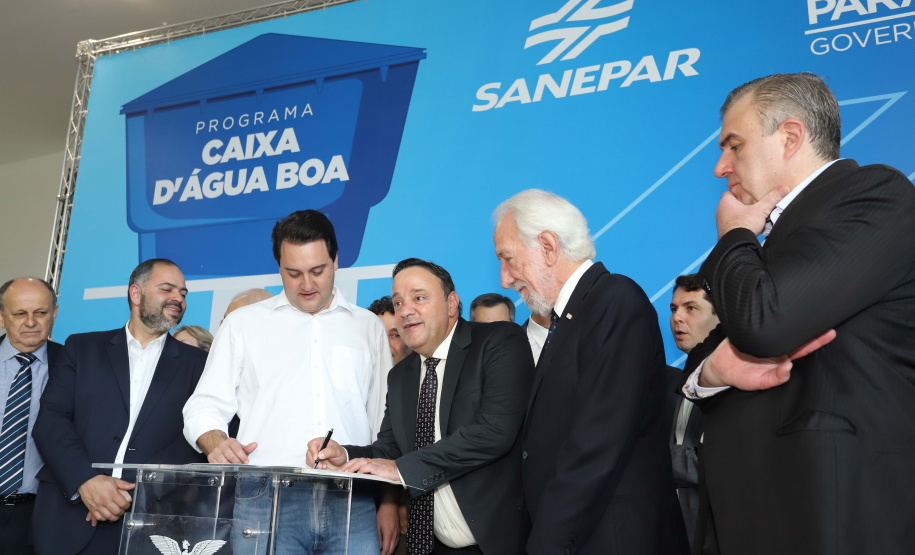 O governador Carlos Massa Ratinho Junior anunciou nesta segunda-feira (9) a expansão do programa que viabiliza instalação de caixas d'água em casas de famílias em situação de vulnerabilidade social. Participaram: secretários da Justiça, Família e Trabalho, Ney Leprevost; da Saúde, Beto Preto; presidente da Sanepar, Claudio Stabile; deputados estaduais; prefeitos; entre outras autoridades.Curitiba, 09-09-19.Foto: Arnaldo Alves / AEN.