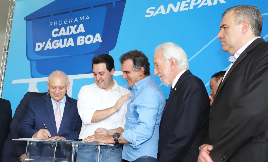 O governador Carlos Massa Ratinho Junior anunciou nesta segunda-feira (9) a expansão do programa que viabiliza instalação de caixas d'água em casas de famílias em situação de vulnerabilidade social. Participaram: secretários da Justiça, Família e Trabalho, Ney Leprevost; da Saúde, Beto Preto; presidente da Sanepar, Claudio Stabile; deputados estaduais; prefeitos; entre outras autoridades.Curitiba, 09-09-19.Foto: Arnaldo Alves / AEN.