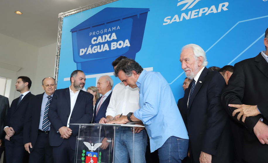 O governador Carlos Massa Ratinho Junior anunciou nesta segunda-feira (9) a expansão do programa que viabiliza instalação de caixas d'água em casas de famílias em situação de vulnerabilidade social. Participaram: secretários da Justiça, Família e Trabalho, Ney Leprevost; da Saúde, Beto Preto; presidente da Sanepar, Claudio Stabile; deputados estaduais; prefeitos; entre outras autoridades.Curitiba, 09-09-19.Foto: Arnaldo Alves / AEN.